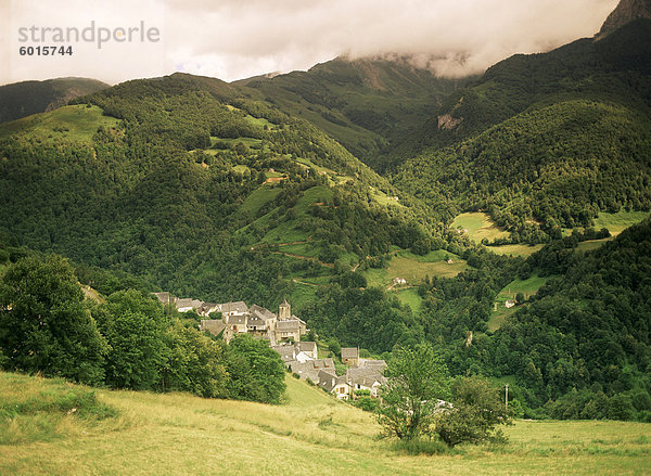 Aydius Dorf  Tal des Flusses Gabarret  Bearn  Aquitaine  Pyrenäen  Frankreich  Europa