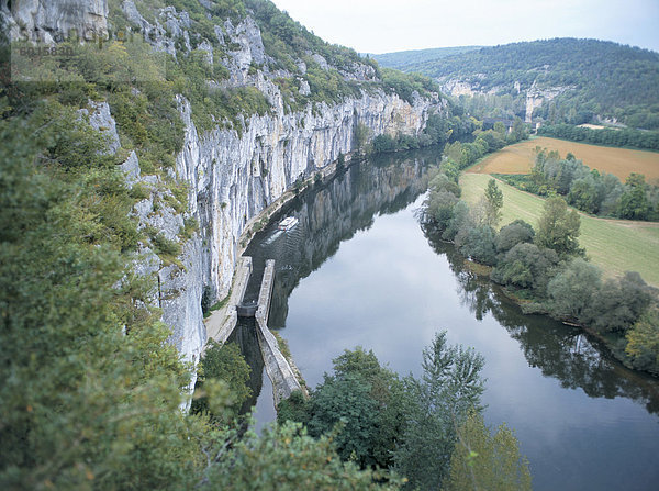 Fluss Lot  mit Informationsschalter Boot entstehen aus Lock  in der Nähe von St. Cirq-Lapopie  östlich von Cahors  Midi-Pyrenees  Frankreich  Europa