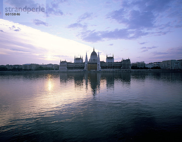 Fluss Donau  Budapest  Ungarn  Europa