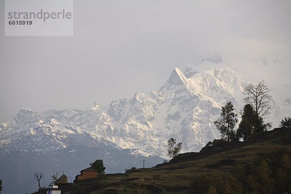 Am frühen Morgen auf die Berge  Sikles Trek  Pokhara  Nepal  Asien