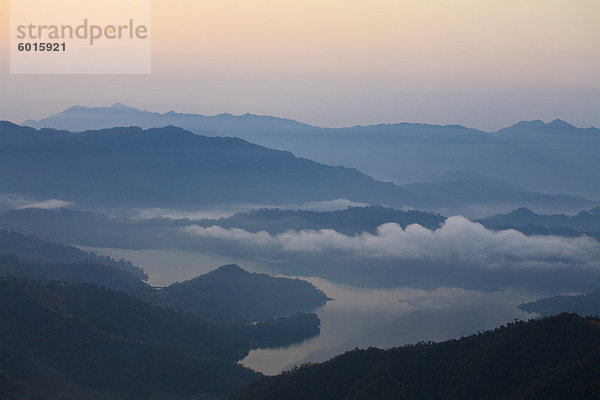 Wolken schweben über See bei Sonnenaufgang  Sikles Trek  Pokhara  Nepal  Asien