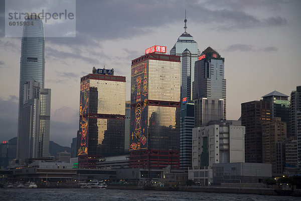 Zentralen Skyline  Hong Kong Island bei Sonnenuntergang  Hong Kong  China  Asien