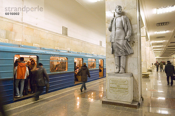 Eine Statue von Zoya Kosmodemyanskaya  tapfere Frau Partisanen Jagdflugzeug im zweiten Weltkrieg  Partisanskaya Metro Station  Moskau  Russland  Europa