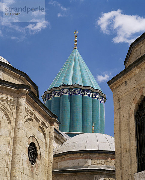 Türkisfarbene Kuppel der Mevlana Museum  Konya  Anatolien  Türkei  Eurasien