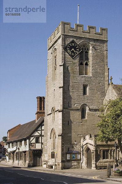 Mittelalterlichen Tudor Rathaus und Kirche von St. Johannes der Täufer  High Street  Henley in Arden  Warwickshire  Midlands  England  Vereinigtes Königreich  Europa