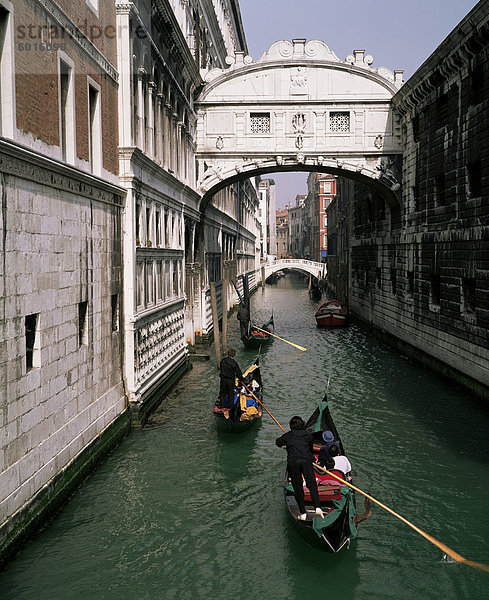 Seufzerbrücke und Gondeln  Venedig  Veneto  Italien  Europa