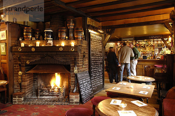 Typisch englisches Pub Bar  die Griffin Inn  Fletching  East Sussex  England  Vereinigtes Königreich  Europa