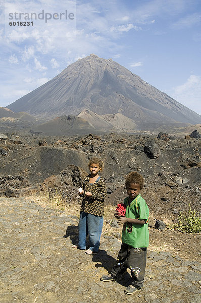 Untergeordnete Anbieter verkaufen Andenken  mit dem Vulkan Pico de Fogo im Hintergrund  Fogo (Feuer)  Kapverdische Inseln  Afrika