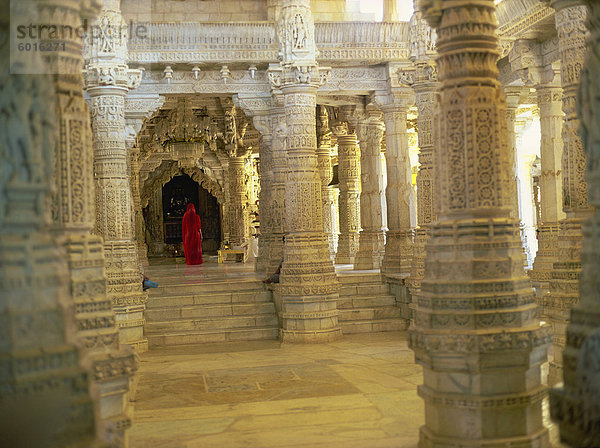 Zentralen Schrein  mit vier konfrontiert Bild der Adinath  Ranakpur Tempel  Bundesstaat Rajasthan  Indien  Asien