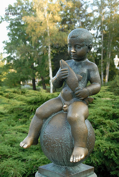 Statue des bekannten jungen hält einen Fisch Spa Park von Solni und Lucni Frühling in die Spa Stadt von Franzensbad  Karlovarsky Region  West-Böhmen  Tschechische Republik  Europa