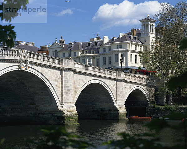 Brücke und Fluss Themse  Richmond  Surrey  England  Vereinigtes Königreich  Europa