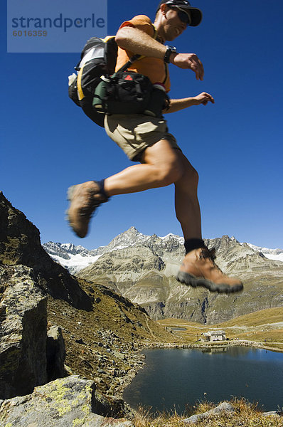 Wanderer  die auf Weg oberhalb See bei Schwarzee Paradies  Alpine Resort Zermatt  Wallis  Schweiz  Europa