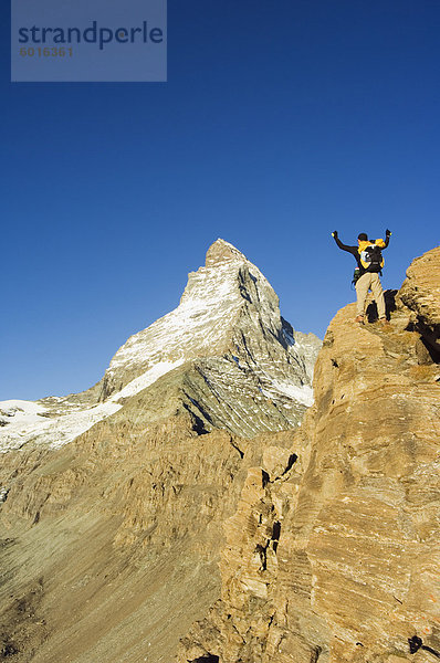 Wanderer auf Trail feiert beim Anblick des Matterhorns  4477m  Zermatt Alpine Resort  Wallis  Schweiz  Europa