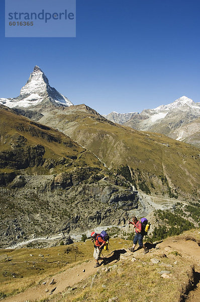 Wanderer Wandern auf Spuren in der Nähe von Matterhorn  4477m  Zermatt Alpine Resort  Wallis  Schweiz  Europa