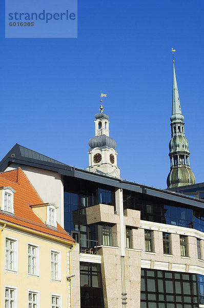 Ratsgebäude in Mischung aus alten und neuen Architektur  Altstadt  UNESCO Weltkulturerbe  Riga  Lettland  Baltikum  Europa