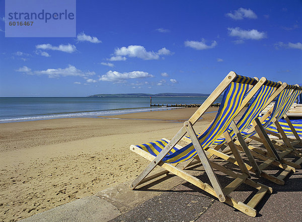 Liegestühle auf der Promenade mit Blick auf Strand  West Cliff  Bournemouth  Dorset  England  Vereinigtes Königreich  Europa