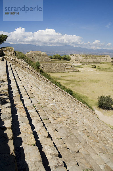 Blick nach Westen über den alten Zapoteken Stadt von Monte Alban  UNESCO-Weltkulturerbe  in der Nähe von Oaxaca City  Oaxaca  Mexiko  Nordamerika