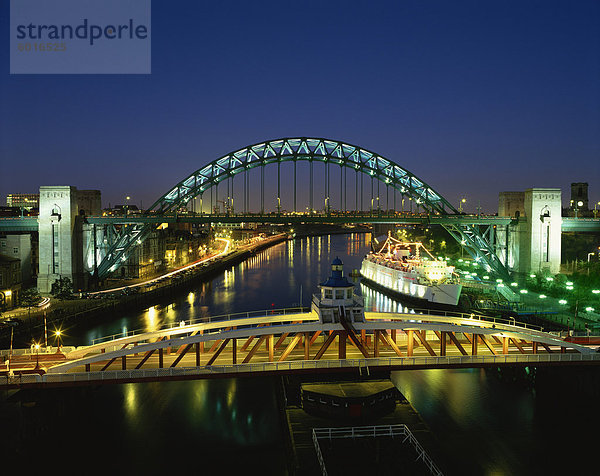 Die Tyne Bridge beleuchtet bei Nacht  Tyne und Wear  England  Vereinigtes Königreich  Europa