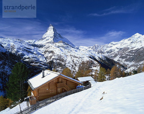 Ferienwohnungen in ein weißer Landschaft mit dem Matterhorn-Gipfel  in der Nähe von Zermatt  Schweizer Alpen  Schweiz  Europa