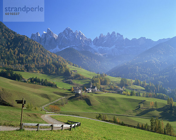 Kleine Dorf von St. Magdalena im Villnoss-Tal in den Dolomiten  Trentino-Alto Adige  Italien  Europa