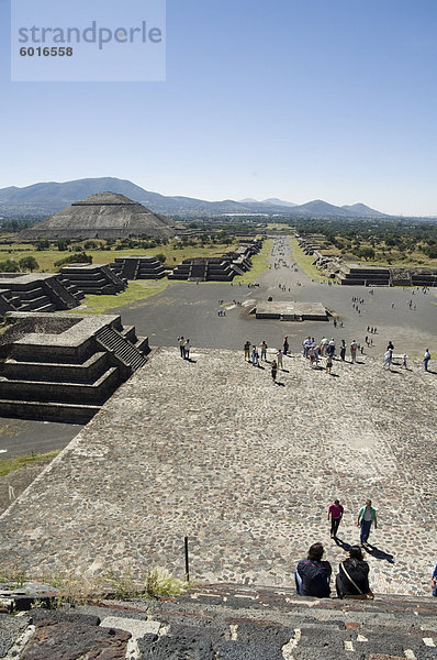 Blick von der Pyramide des Mondes von der Allee der Toten und die Pyramide der Sonne jenseits  Teotihuacan  150AD  600AD und später von den Azteken  UNESCO-Weltkulturerbe  nördlich von Mexiko-Stadt  Mexiko  Nordamerika