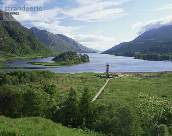 Das Glenfinnan Monument neben Loch Shiel  Highlands  Schottland  Vereinigtes Königreich  Europa