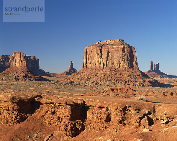 Wüste Landschaft mit Felsformationen in Monument Valley  Arizona  Vereinigte Staaten von Amerika  Nordamerika