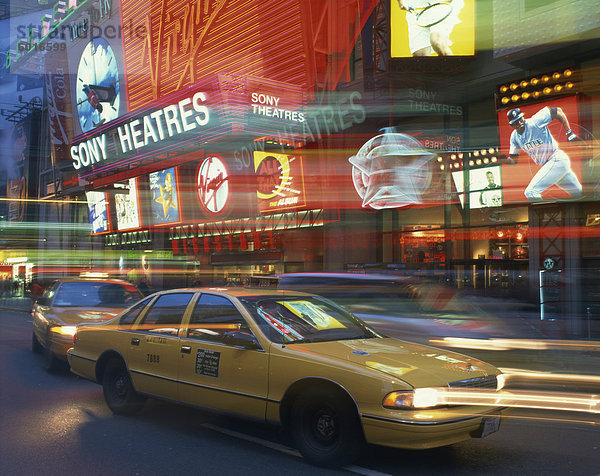 Gelben Taxis auf der Straße nachts mit Neon Lichter der Sony Theater im Hintergrund  in Times Square  New York  Vereinigte Staaten von Amerika  Nordamerika