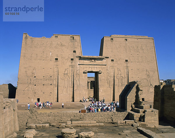 Massen von Touristen vor Eingang Pylon des Tempels von Edfu  Ägypten  Nordafrika  Afrika