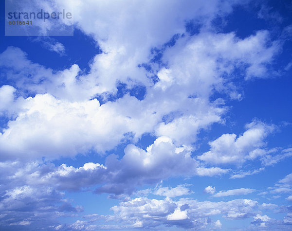 Wolkengebilde geschwollene weißen Wolken in einen blauen Himmel