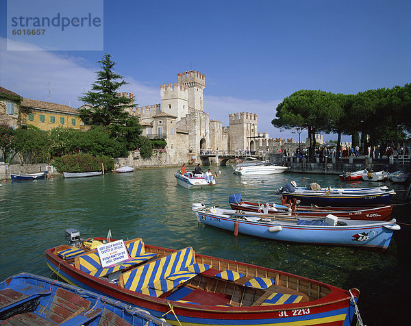 Ankern Boote bei Sirmione am Gardasee  Lombardei  Italien  Europa