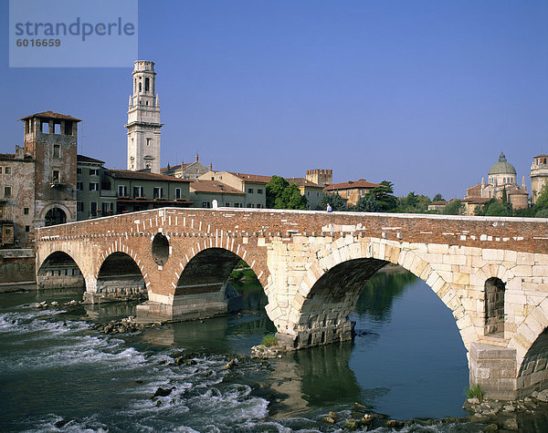 Die Pietra Brücke über die Etsch in der Stadt von Verona  Venetien  Italien  Europa