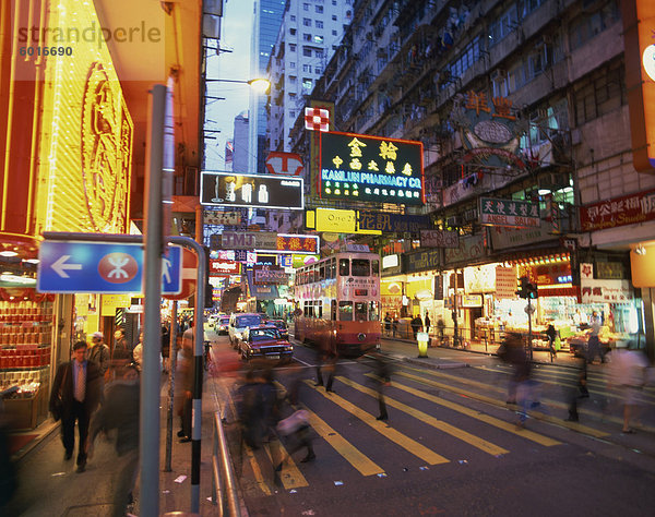 Straßenszene in Dämmerung  Causeway Bay  Hong Kong  China  Asien
