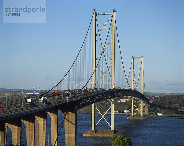 Die Forth Road Bridge  erbaut 1964  Firth of Forth  Schottland  Vereinigtes Königreich  Europa
