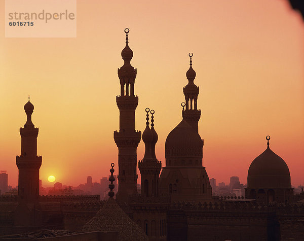 Kuppeln und Minarette silhouetted bei Sonnenuntergang  Kairo  Ägypten  Nordafrika  Afrika