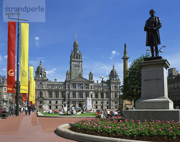 Glasgow-Rathaus und Robert Peel  George Square  Glasgow  Strathclyde  Schottland  Vereinigtes Königreich  Europa-Denkmal