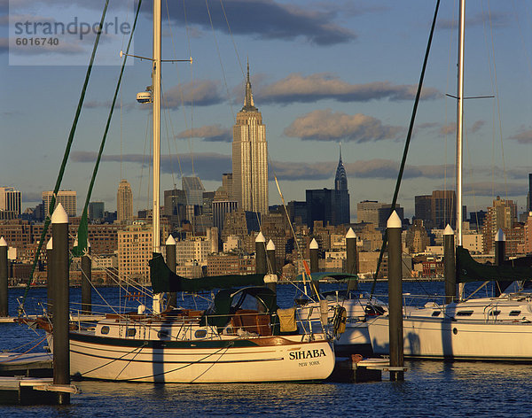 Boote im Hafen mit dem Empire State Building auf die Skyline im Hintergrund  in New York  Vereinigte Staaten von Amerika  Nordamerika