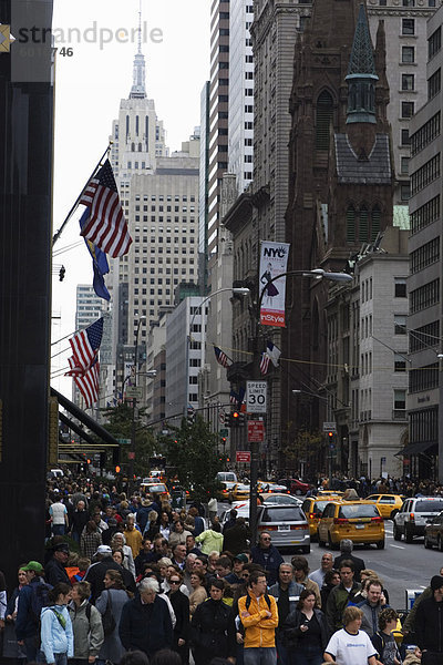 Massen der Fifth Avenue  Manhattan  New York City  New York  Vereinigte Staaten von Amerika  Nordamerika