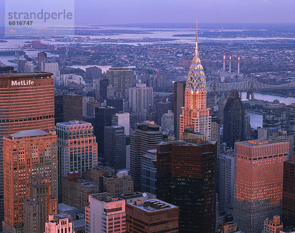 Skyline von der Midtown-Teil der Stadt bei Sonnenuntergang in New York  Vereinigte Staaten von Amerika  Nordamerika