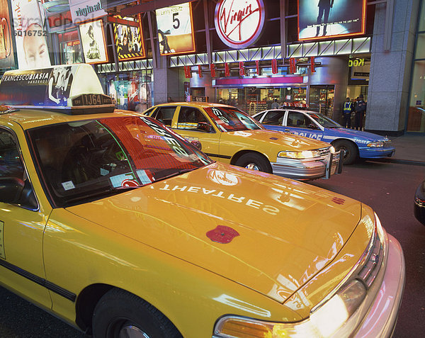 Gelben Taxis auf der Straße nachts am Times Square  mit Virgin Megastore im Hintergrund  in New York  Vereinigte Staaten von Amerika  Nordamerika