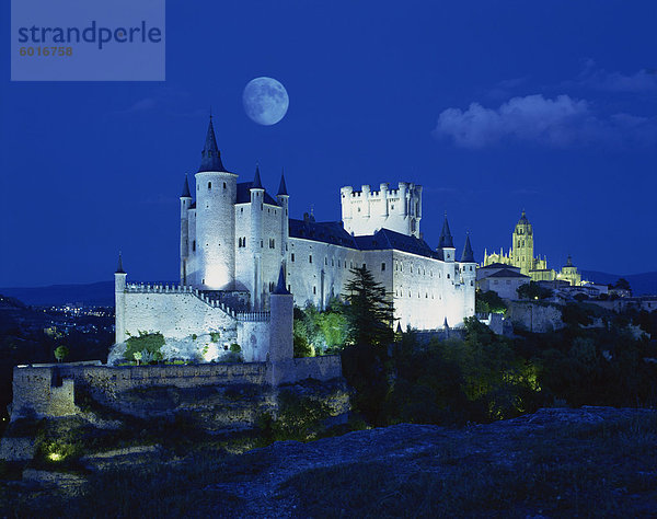 Aussicht auf das Schloss beleuchtet  Segovia  Spanien  Europa