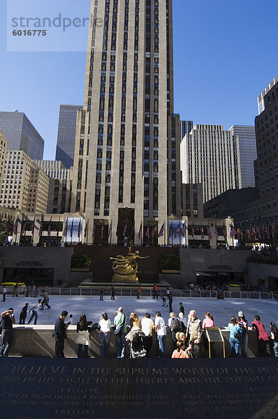 Das Rockefeller Center mit Eisbahn in Plaza  Manhattan  New York City  New York  Vereinigte Staaten von Amerika  Nordamerika