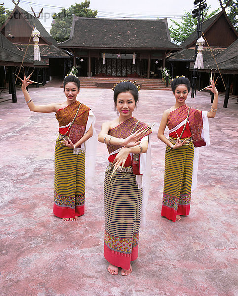 Traditionelle Thai-Tänzerinnen  das Kulturzentrum Alte Chiang Mai  Chiang Mai  Thailand  Südostasien  Asien