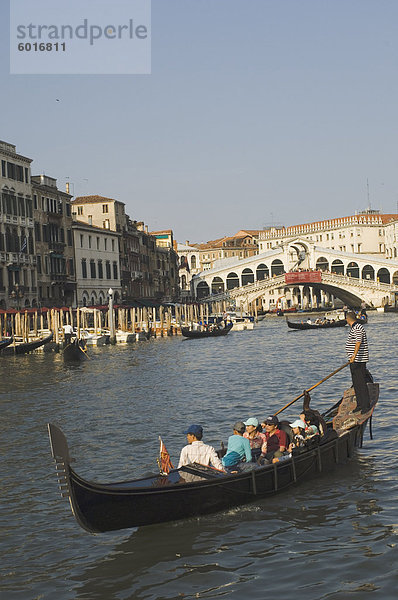 Gondeln auf dem Canal auf der Rialto-Brücke  Venedig  UNESCO World Heritage Site  Veneto  Italien  Europe