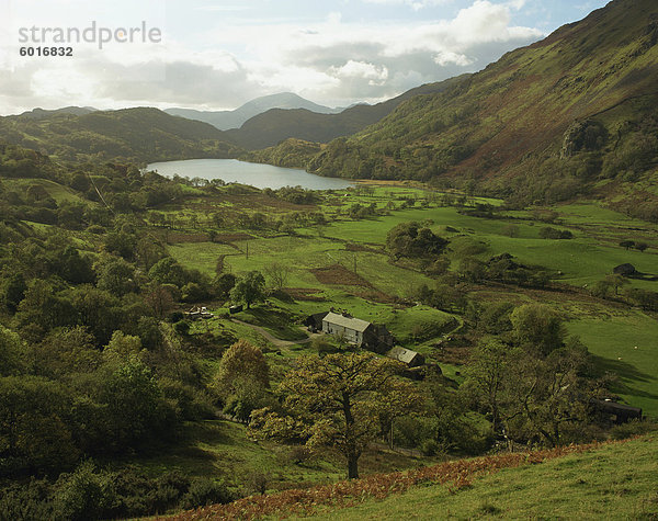 Luftaufnahme über Tal und Llyn Gwynant  Snowdonia  Gwynedd  Wales  Vereinigtes Königreich  Europa