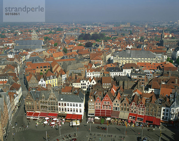 Luftbild des Café Fassaden  Marktplatz  Brügge  Belgien