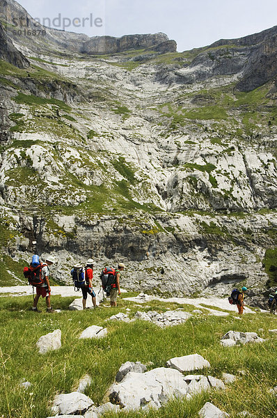 Wandern Wanderweg und Wanderer im Canon de Anisclo (Anisclo Canyon)  Ordesa y Monte Perdido Nationalpark  Aragon  Spanien  Europa