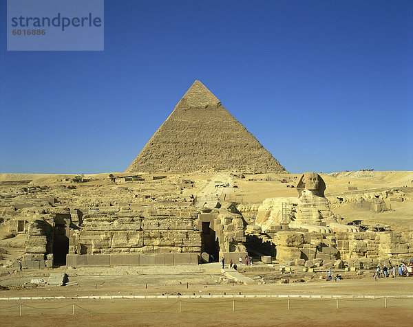 Die große Sphinx und Cheops-Pyramide  Gizeh  UNESCO Weltkulturerbe  Kairo  Ägypten  Nordafrika  Afrika