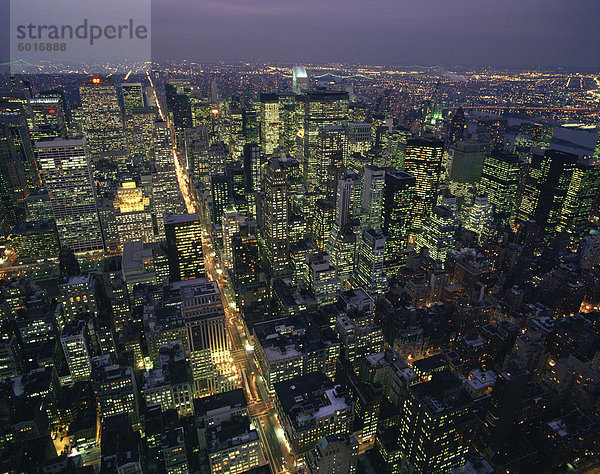 Luftbild bei Nacht der Lichter der Stadt  aus der das Empire State Gebäude und suchen sich Fifth Avenue  New York  Vereinigte Staaten von Amerika  Nordamerika