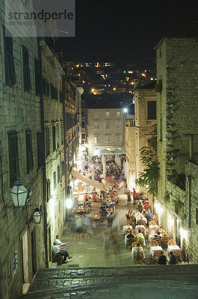 Gepflasterte Treppe und Restaurants im freien hinunter Placa Promenade  Altstadt  Dubrovnik  UNESCO Weltkulturerbe  Dalmatien  Kroatien  Europa
